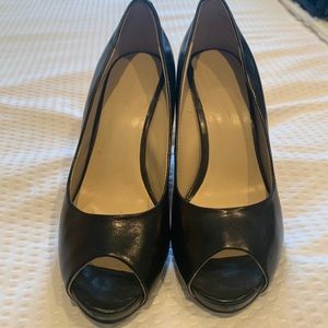Nine West peep toe black pump (5.5)